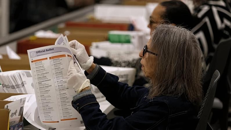Contagem de votos na Califórnia não encontra evidências de fraude