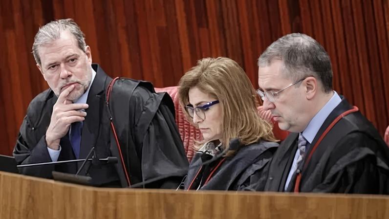 O ministro Dias Toffoli participou, como substituto, de sessão do TSE