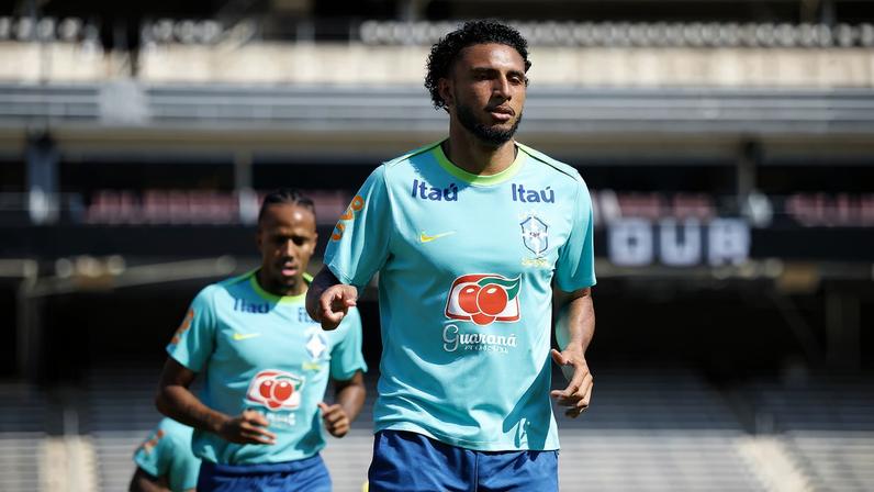 Volante Éderson em treino da seleção brasileira em 2024 — Foto: Rafael Ribeiro / CBF