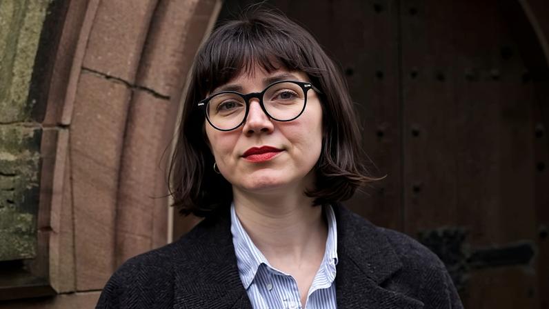 Frida Slattery: romance teatral em palco recebe avaliação de Ana Kinsella