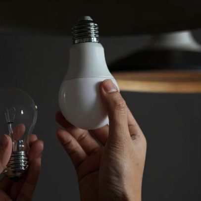 Lâmpadas de LED não devem ir ao lixo comum; veja o local correto de descarte