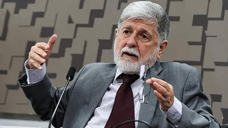 Comissão de Relações Exteriores e Defesa Nacional (CRE) realiza audiência pública interativa para ouvir, na qualidade de convidado, o assessor-chefe da Assessoria Especial do presidente da República, sobre sua atuação como enviado do Brasil para acompanhar as eleições presidenciais ocorridas na Venezuela. Mesa: assessor-chefe da Assessoria Especial do Presidente da República, Celso Amorim- em pronunciamento. Foto: Roque de Sá/Agência Senado