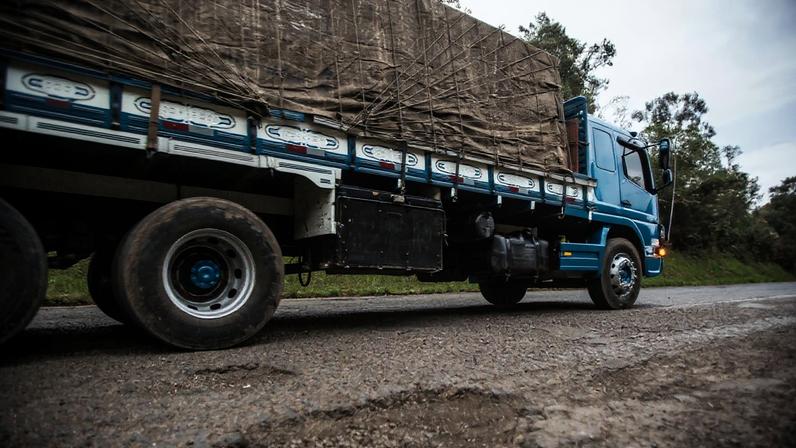Rodovias mal conservadas são um dos fatores que ajudam a minar a produtividade nacional.