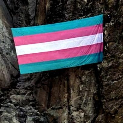 Juiz rejeita ação de ranger demitido do Yosemite por pendurar bandeira trans