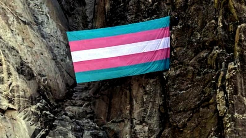 Juiz rejeita ação de ranger demitido do Yosemite por pendurar bandeira trans