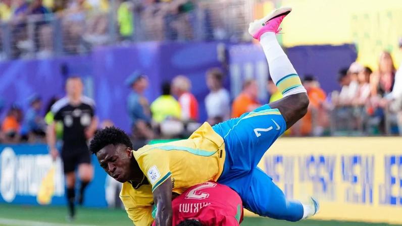 Vinícius Júnior tangles with Achraf Hakimi at a packed New York New Jersey Stadium.
