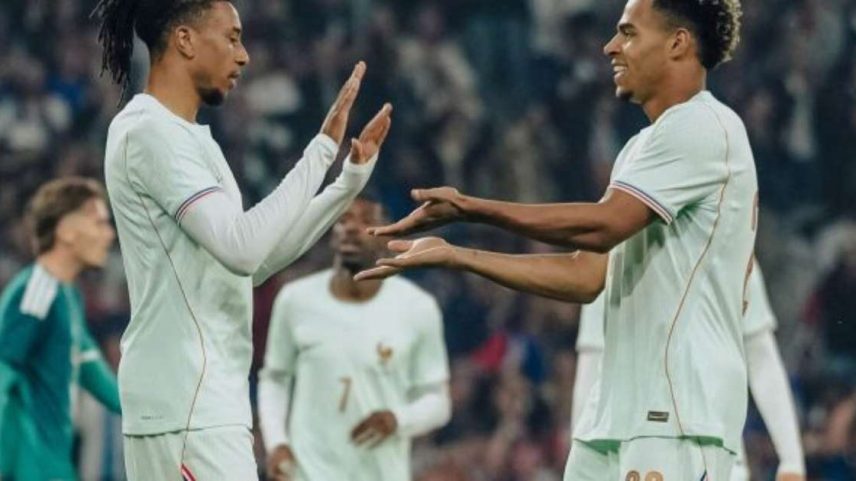 Olise comemora um dos três gols marcados na vitória sobre a Irlanda do Norte