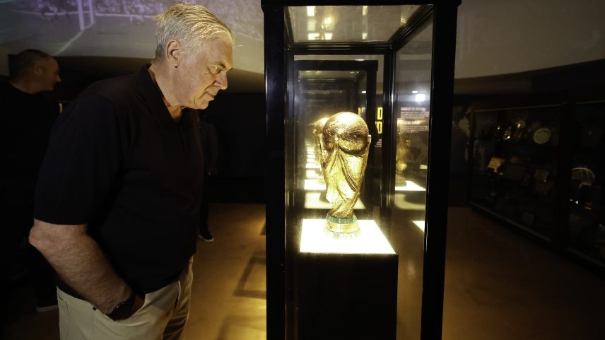 Carlo Ancelotti observa a taça da Copa do Mundo — Foto: Rafael Ribeiro / CBF