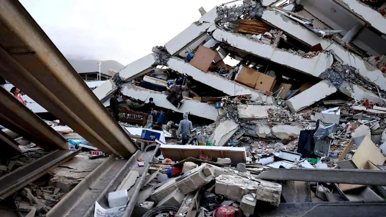 Equipes de resgate seguem correndo contra o relógio para resgatar desaparecidos em terremotos