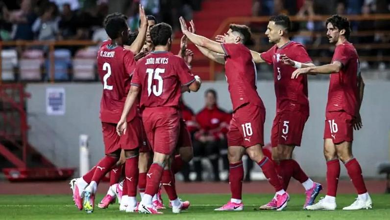 Cristiano Ronaldo em disputa de bola com jogador nigeriano –