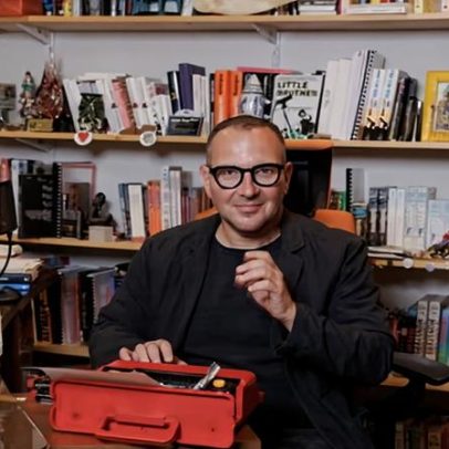 Cory Doctorow critica Elon Musk, a bolha da IA e as fantasias cruéis de chefes