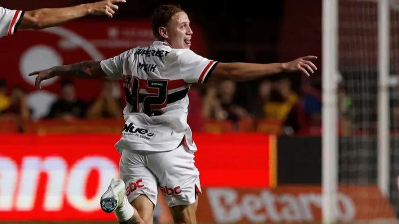 Maike comemorando seu primeiro gol pelo São Paulo (Foto: Rubens Chiri / São Paulo FC)