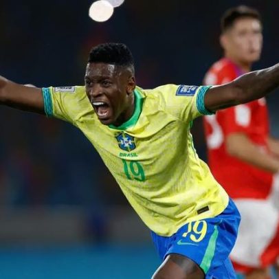 Jogador da seleção atende pedido de professora da comunidade onde cresceu