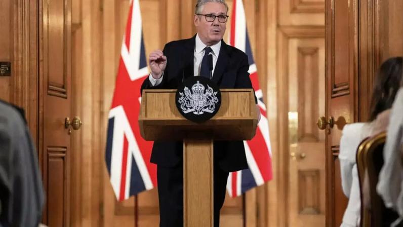 O primeiro-ministro do Reino Unido, Keir Starmer, participa de uma coletiva de imprensa para anunciar ações do governo para proteger crianças online, em Downing Street, no centro de Londres, nesta segunda.