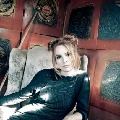 Bridgit Mendler lança EP surpresa; cita 5 atrizes ausentes na música