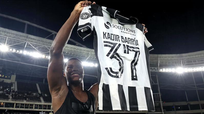 Kadir comemora vitória do Botafogo sobre o Sport — Foto: Vitor Silva/BFR