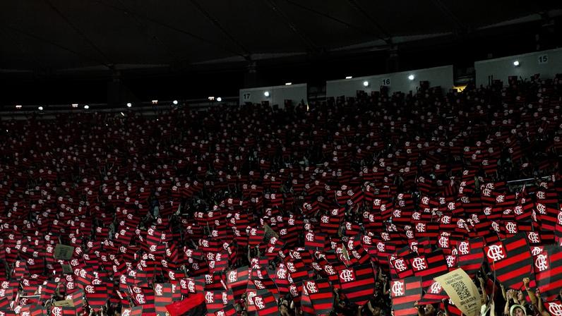 Torcida do Flamengo com os escudos do clube nas arquibancadas