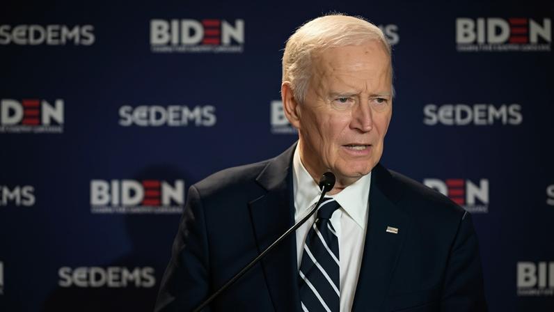 Biden critica projetos de vaidade de Trump e o chama de perdedor em evento de arrecadação