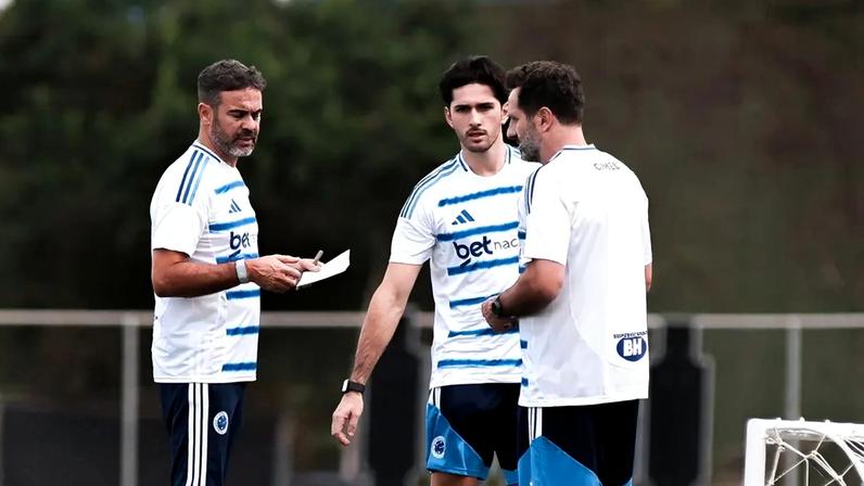 Artur Jorge e comissão (Foto: Gustavo Martins/ Cruzeiro)