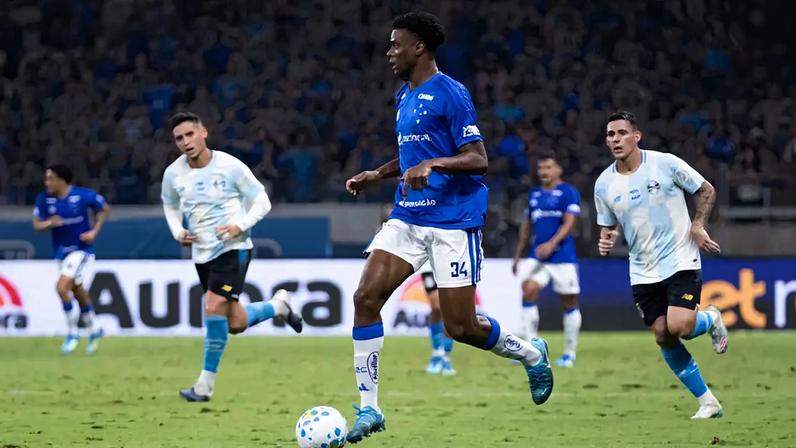 Jonathan Jesus conduz bola em jogo no Mineirão