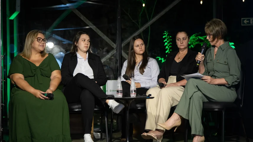Sônia Aparecida Comim Volkweis, Vanessa Kelen Francisco Dias, Aline Rodrigues Weber e Iohana Renata Preiss são algumas das personagens da publicação (Foto: Rafael Danielewicz)