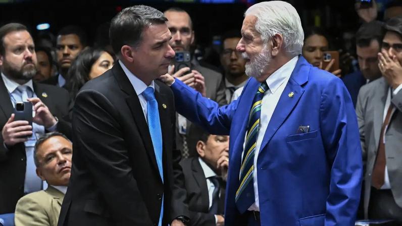 Flávio Bolsonaro e Jaques Wagner conversam no plenário do Senado (Waldemir Barreto/Agência Senado)