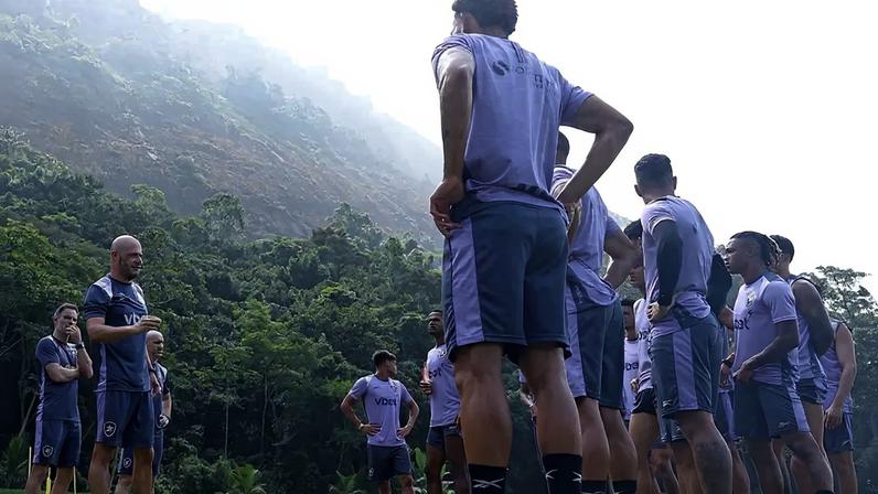 Franclim Carvalho com o elenco do Botafogo (Foto: Vítor Silva/Botafogo)