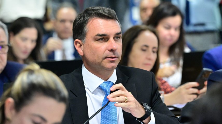 Kassio Nunes Marques determina suspensão de pesquisa que aponta queda de Flávio Bolsonaro