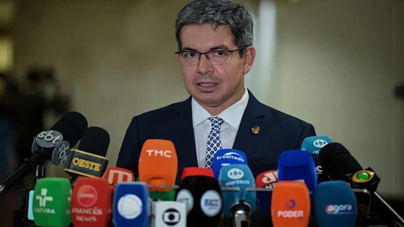 29 de abril de 2026 - O senador Randolfe Rodrigues (PT-AP), líder do governo no Congresso, fala sobre a aprovação, na CCJ, da indicação de Jorge Messias ao Supremo Tribunal Federal (STF). O parlamentar afirma estar confiante em relação à aprovação de Messias no Plenário. Foto: Ton Molina/Agência Senado