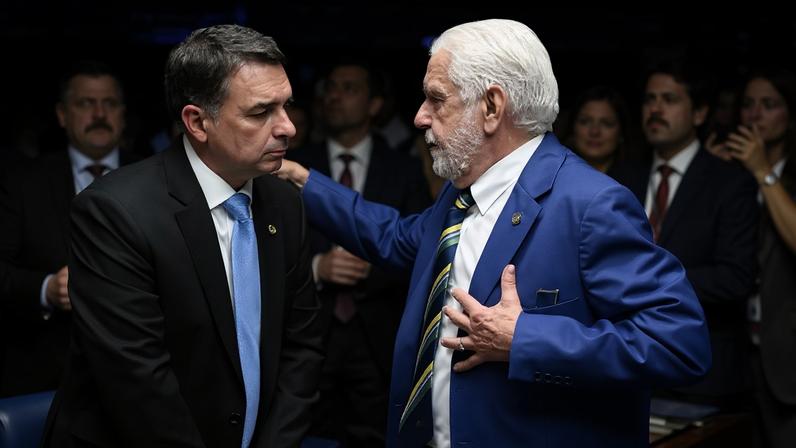 Senador Flávio Bolsonaro (PL-RJ); e senador Jaques Wagner (PT-BA), ambos são citados no caso Master. (Foto: Carlos Moura/Agência Senado)