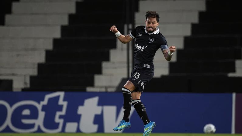 Alex Telles tem contrato com o Botafogo até o fim do ano (Foto: Vítor Silva/Botafogo)