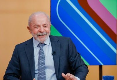 Lula encerra sessões de radioterapia e afirma estar bem