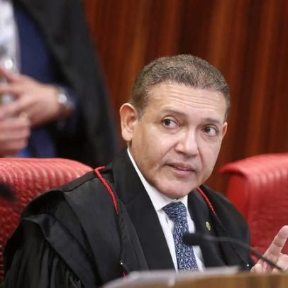Nunes Marques suspende pesquisa que ligava Flávio Bolsonaro a Vorcaro