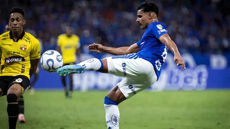 Kaiki, lateral-esquerdo do Cruzeiro (Foto: Eduardo Statuti/Lance!)