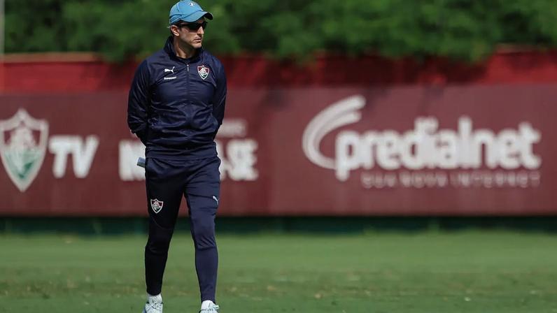 Zubeldía em treino do Fluminense no CT Carlos Castilho (Foto: Lucas Merçon/ Fluminense FC)