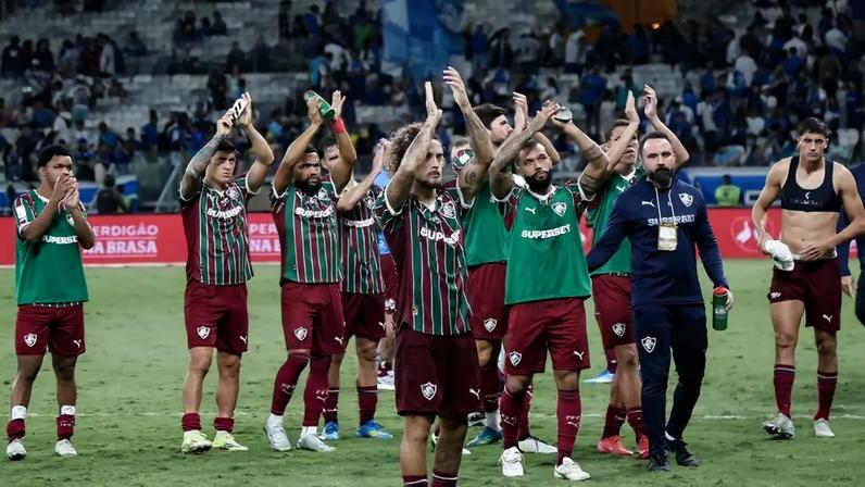 Elenco do Fluminense aplaude torcida no Mineirão (Foto: Marcelo Gonçalves/Fluminense FC)