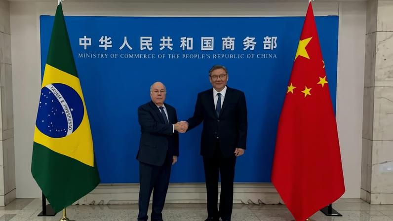 O Ministro Mauro Vieira reuniu-se, em Pequim, com o Ministro do Comércio da China, Wang Wentao, para tratar da relação econômico-comercial e do acesso ao mercado chinês de produtos brasileiros. Foto: Divulgação/MRE