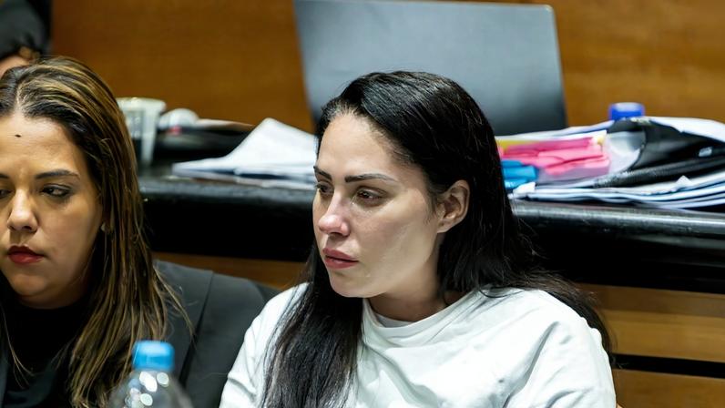 Monique Medeiros durante julgamento no Tribunal do Júri pela morte de Henry Borel