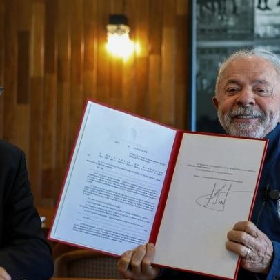 Lula sanciona lei da CNH Brasil durante cerimônia na Granja do Torto