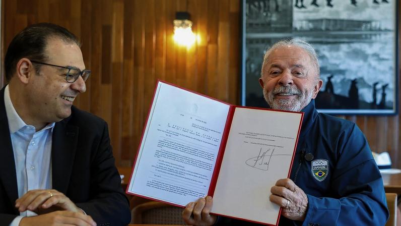 Luiz Inácio Lula da Silva durante a assinatura da sanção da lei que altera o Código de Trânsito Brasileiro