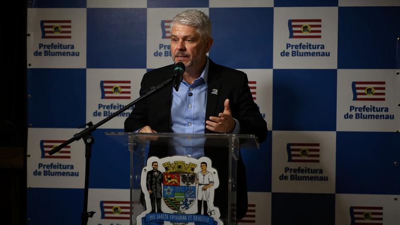 Os acordos somam mais de R$ 75 milhões e previam 152 vigilantes armados em 46 escolas e 82 centros de educação infantil (Foto: Giovanni Silva/Prefeitura de Blumenau)