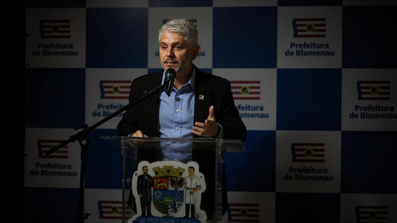 Os acordos somam mais de R$ 75 milhões e previam 152 vigilantes armados em 46 escolas e 82 centros de educação infantil (Foto: Giovanni Silva/Prefeitura de Blumenau)