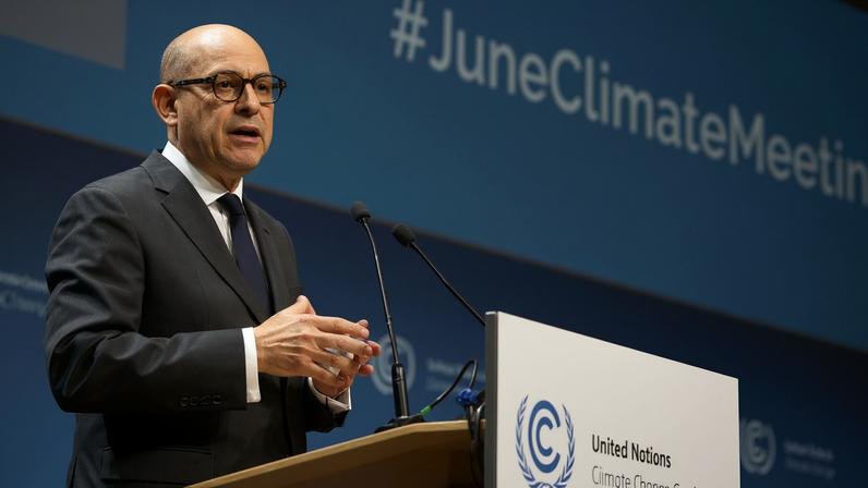 Simon Stiell, secretário-executivo da ONU para Mudanças Climáticas, abre reunião em Boon : apelo por esforços redobrados para cumprir o Acordo de Paris. (Lara Murillo/Flickr)
