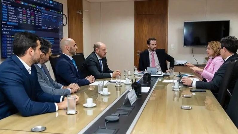 Ricardo Couto na reunião com o ministro da Fazenda, Dario Durigan (Washington Costa/Ministério da Fazenda/Divulgação)