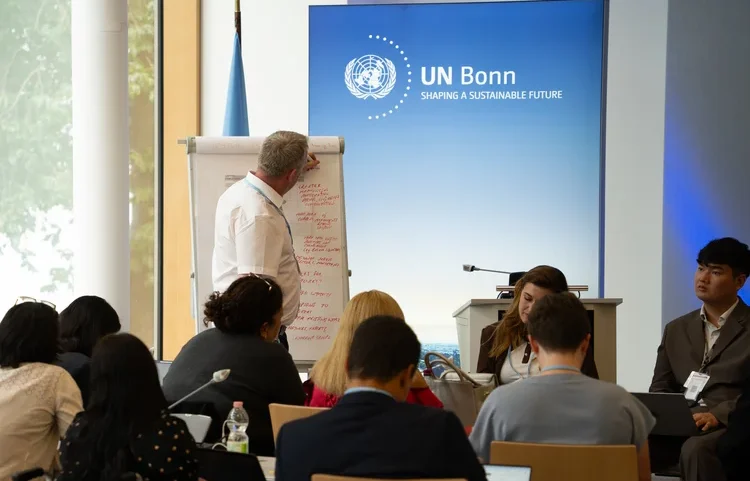 Negociadores reunidos em Bonn, na SB64: agenda costurou adaptação, financiamento e a ligação entre plástico e clima, com os olhos na COP31. (Lara Murillo/UNFCCC/Flickr)