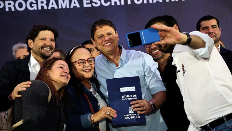 O presidente da Alesp, André do Prado (PL), acompanhando o governador Tarcísio de Freitas (Republicanos) e o prefeito Ricardo Nunes (MDB) em evento de entrega de moradias em São Paulo