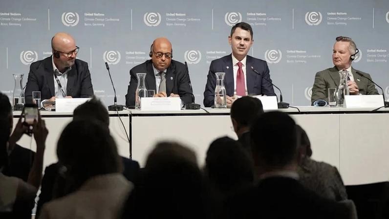 Reunião em Bonn, na sede da UNFCCC: Murat Kurum, presidente designado da COP31 e ministro do Meio Ambiente, Urbanização e Mudanças Climáticas da Turquia, apresentou a Agenda de Ação para COP31. (Lúcia Vásquez/UNFCCC/Flickr)