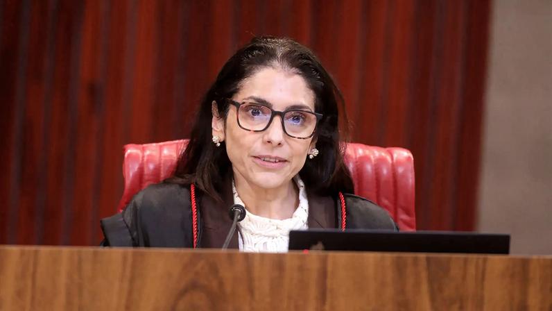 Estela Aranha deu decisões simétricas, proibindo ambos os lados de associarem opositores ao crime organizado. (Foto: Luiz Roberto/TSE)