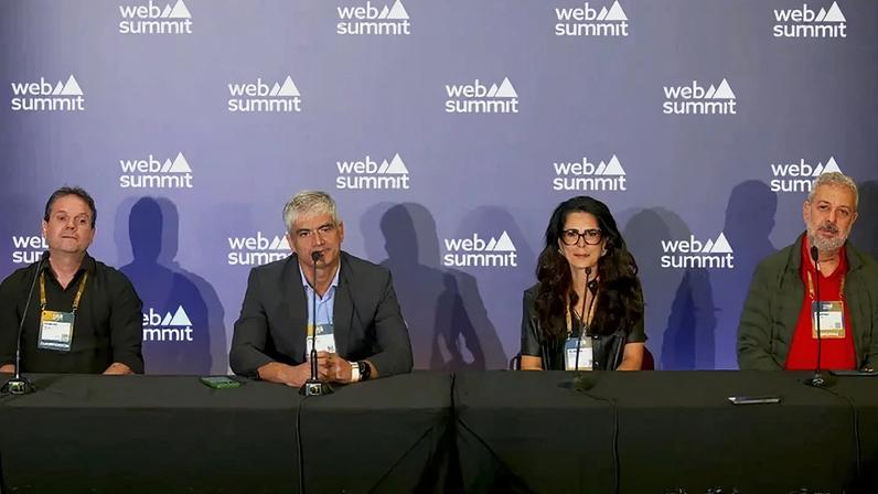 Rodrigo Assad, Mário Rachid, Roberta Godoi e Rodrigo Duclos, da Claro, durante o Web Summit Rio 2026: investimento de R$ 1 bi em IA para PMEs (Divulgação/Divulgação)