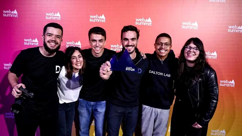 Equipe da Dalton Lab, startup vencedora do PITCH no Web Summit Rio 2026 — Foto: Oisin McHugh/Web Summit via Sportsfile